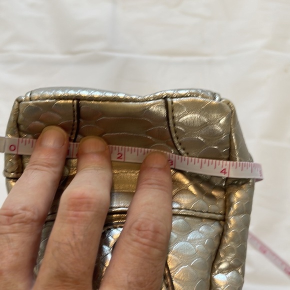 Liz Claiborne women’s bright silver faux crocodile handle bag - Picture 12 of 13